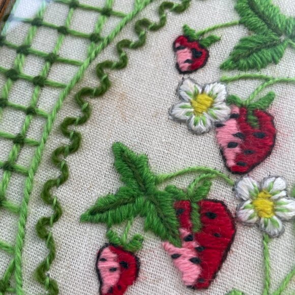 Vintage Crewel Embroidery Framed Strawberries Retro Cottage Core 12 X 12 - Picture 3 of 8